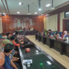 Ketua Satgas RTLH dan DTSEN Kabupaten Aceh Barat, Wistha Nowar, memaparkan hasil verifikasi lapangan pendataan Rumah Tidak Layak Huni (RTLH) di Aula Cut Nyak Dhien Bapperida Aceh Barat, Kamis (4/6/2026). Foto: Dok. Istimewa 