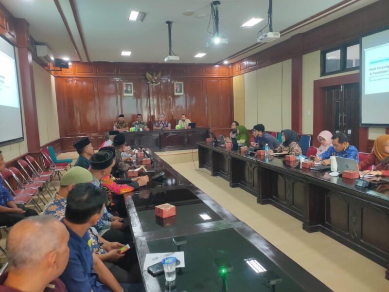 Ketua Satgas RTLH dan DTSEN Kabupaten Aceh Barat, Wistha Nowar, memaparkan hasil verifikasi lapangan pendataan Rumah Tidak Layak Huni (RTLH) di Aula Cut Nyak Dhien Bapperida Aceh Barat, Kamis (4/6/2026). Foto: Dok. Istimewa 