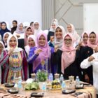 Ny. Mukarramah Fadhlullah berfoto bersama pengurus PERWOSI Aceh usai terpilih secara aklamasi sebagai Ketua PERWOSI Aceh periode 2026–2030 dalam Musprov di Aula DWP Aceh, Rabu (10/6/2026). Foto: Dok. Istimewa