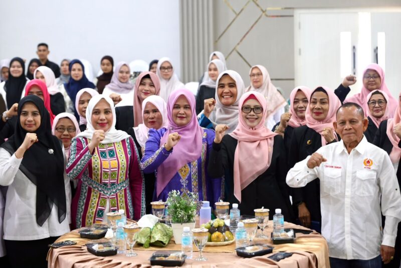 Ny. Mukarramah Fadhlullah berfoto bersama pengurus PERWOSI Aceh usai terpilih secara aklamasi sebagai Ketua PERWOSI Aceh periode 2026–2030 dalam Musprov di Aula DWP Aceh, Rabu (10/6/2026). Foto: Dok. Istimewa 