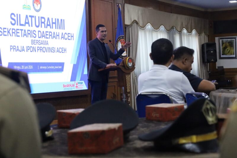 Sekretaris Daerah Aceh M. Nasir, S.IP., MPA menyampaikan sambutan saat bersilaturahmi dengan Praja Institut Pemerintahan Dalam Negeri (IPDN) asal Aceh di Kampus IPDN Jatinangor, Kabupaten Sumedang, Jawa Barat, Minggu (28/6/2026). Foto: Dok. Istimewa 