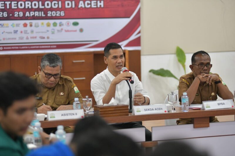 Sekretaris Daerah Aceh M. Nasir berdialog dengan mahasiswa dari berbagai kampus saat audiensi di Posko Penanggulangan Bencana Kantor Gubernur Aceh, Selasa (23/6/2026). Foto: Dok. Istimewa 