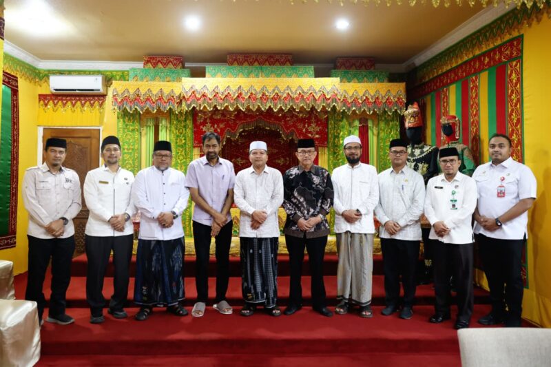 Pimpinan MPU Aceh berfoto bersama Gubernur Aceh Muzakir Manaf usai pertemuan silaturahmi di Meuligoe Gubernur Aceh, Banda Aceh, Rabu (3/6/2026). Foto: Dok. Istimewa 