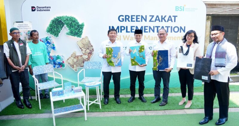 PT Bank Syariah Indonesia (BSI) bersama para mitra dan penerima manfaat memperkenalkan Program Green Zakat Waste Management yang mengintegrasikan pengelolaan sampah, pemberdayaan mustahik, dan investasi melalui Tabungan BSI Emas dalam mendukung ekonomi sirkular berkelanjutan. Foto: Dok. Istimewa 