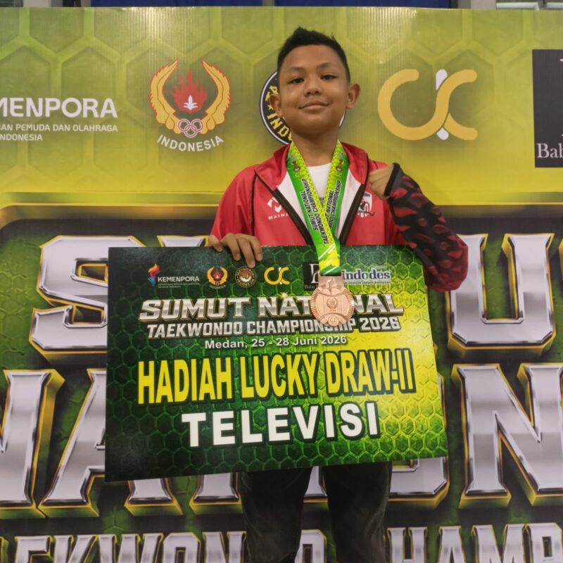 Alif Ramadhan menunjukkan medali perunggu yang diraihnya pada ajang Sumut National Taekwondo Championship 2026 di Medan, Sumatera Utara, usai mengharumkan nama Aceh di tingkat nasional. Foto: Dok. Pelatih Taekwondo
