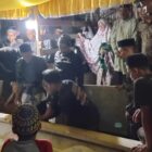 Ratusan warga mengiringi prosesi pemakaman Keramahtullah Cut Intan atau Nyakmi di Peulanteu, Aceh Barat. Almarhumah merupakan istri ulama sufi kharismatik Aceh Barat, Abu Usman Peulanteu. Foto: Dok. Istimewa