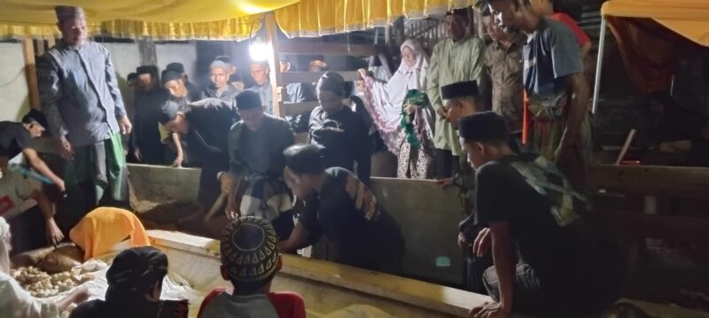 Ratusan warga mengiringi prosesi pemakaman Keramahtullah Cut Intan atau Nyakmi di Peulanteu, Aceh Barat. Almarhumah merupakan istri ulama sufi kharismatik Aceh Barat, Abu Usman Peulanteu. Foto: Dok. Istimewa 