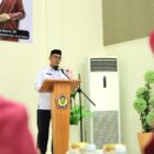 Asisten Administrasi Umum Setdakab Aceh Barat, Safrizal, mewakili Bupati Aceh Barat membuka kegiatan Pendidikan Kecakapan Wirausaha (PKW) Dekranasda di Aula KPPN Meulaboh, Rabu (24/6/2026). Foto: Dok. Istimewa