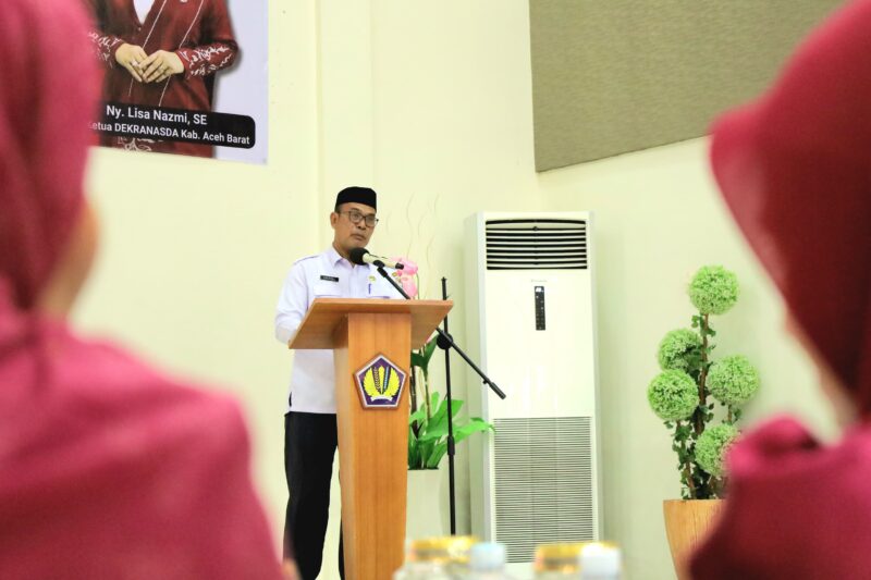 Asisten Administrasi Umum Setdakab Aceh Barat, Safrizal, mewakili Bupati Aceh Barat membuka kegiatan Pendidikan Kecakapan Wirausaha (PKW) Dekranasda di Aula KPPN Meulaboh, Rabu (24/6/2026). Foto: Dok. Istimewa 