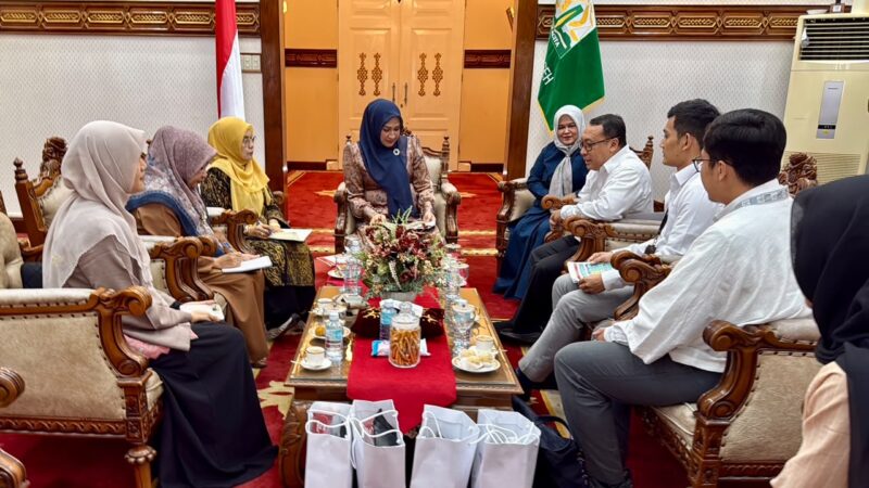 Ketua Dekranasda Aceh, Marlina Muzakir, menerima audiensi Kepala Perwakilan Bank Indonesia Provinsi Aceh, Agus Chusaini, di Meuligoe Gubernur Aceh terkait persiapan pelaksanaan Karya Kreatif Indonesia (KKI) 2026 yang akan mengusung tema Aceh, Senin (15/6/2026). Foto: Dok. Istimewa 
