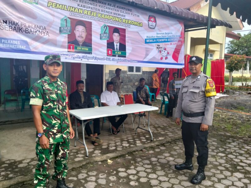 Ket foto : Personel TNI-Polri melaksanakan pengamanan di salah satu TPS dalam rangka Pilkades serentak di Kecamatan Timang Gajah.(Dok/Ist)