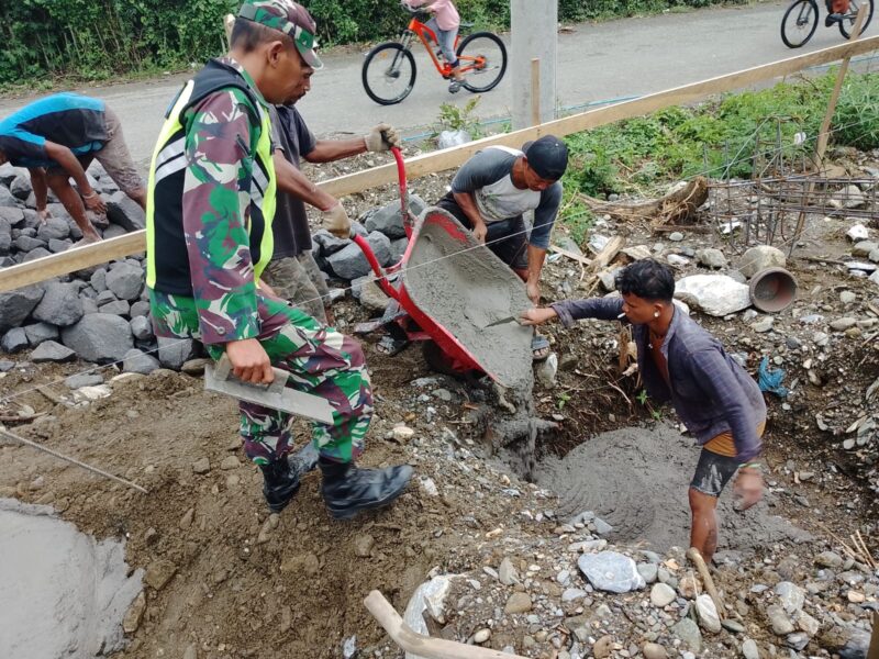 Ket foto : Babinsa Gotong Royong Pembuatan Pondasi Rumah Warga.(Dok/Ist)