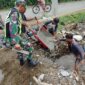 Ket foto : Babinsa Gotong Royong Pembuatan Pondasi Rumah Warga.(Dok/Ist)