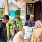 Keterangan Foto: Babinsa Koramil 01/Bandar Sertu Sugianto saat mendampingi dan memantau langsung penyaluran bantuan pangan kepada warga di Desa Jadi Sepakat.(Dok/Ist)