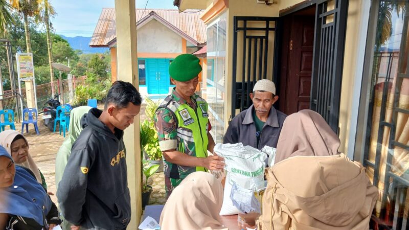 Keterangan Foto: Babinsa Koramil 01/Bandar Sertu Sugianto saat mendampingi dan memantau langsung penyaluran bantuan pangan kepada warga di Desa Jadi Sepakat.(Dok/Ist)