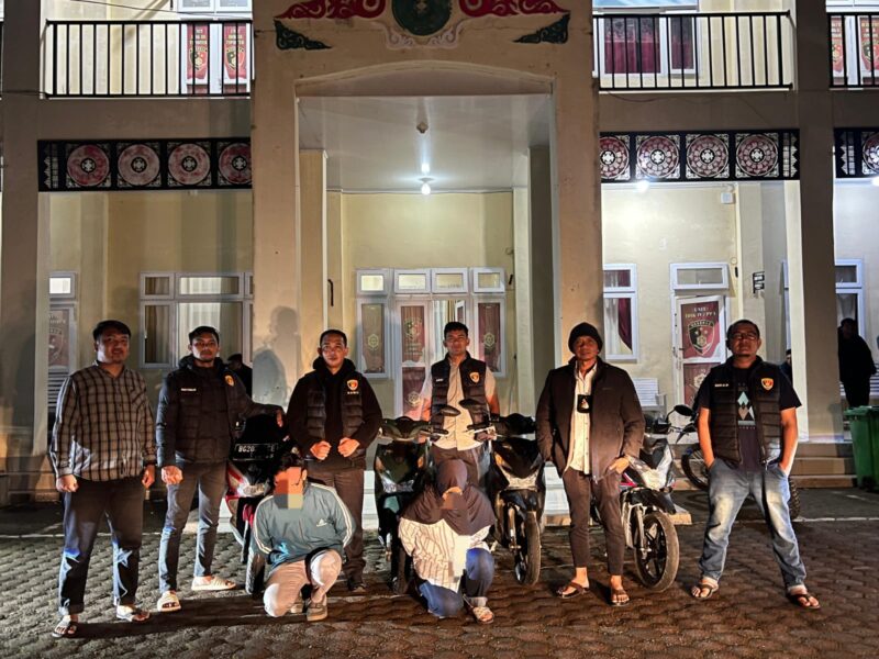 Ket foto: Satreskrim Polres Bener Meriah mengamankan dua pelaku penggelapan dan lima unit sepeda motor sebagai barang bukti. (Dok/Ist)