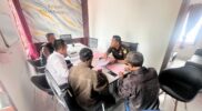Keterangan Foto: Petugas Satreskrim Polres Bener Meriah saat menyerahkan tersangka dan barang bukti kasus penggelapan kepada Jaksa Penuntut Umum di Kantor Kejaksaan Negeri Bener Meriah.(Dok/Ist)