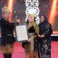 Bupati Pidie Jaya Tgk. H. Syibral Malasyi, S. Sos. Menyerahkan sertifikat HAKI atas tiga motif khas Pidie Jaya kepada Ketua Dekranas Kab. Pidie Jaya Hj. Asmawati yang turut di dampingi Sang pencipta Motif Wardatuttiflah. Meureudu, 14/6/2026. Foto:Dok/Muhammad Rissan 