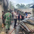 Ket Foto: Personel Polsek Timang Gajah melakukan pembersihan puing-puing sisa kebakaran yang menghanguskan lima unit rumah warga.(Dok: Ist)