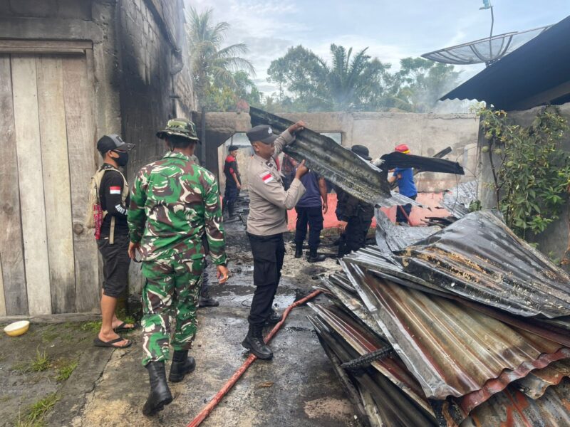 Ket Foto: Personel Polsek Timang Gajah melakukan pembersihan puing-puing sisa kebakaran yang menghanguskan lima unit rumah warga.(Dok: Ist)