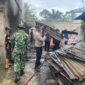 Ket Foto: Personel Polsek Timang Gajah melakukan pembersihan puing-puing sisa kebakaran yang menghanguskan lima unit rumah warga.(Dok: Ist)