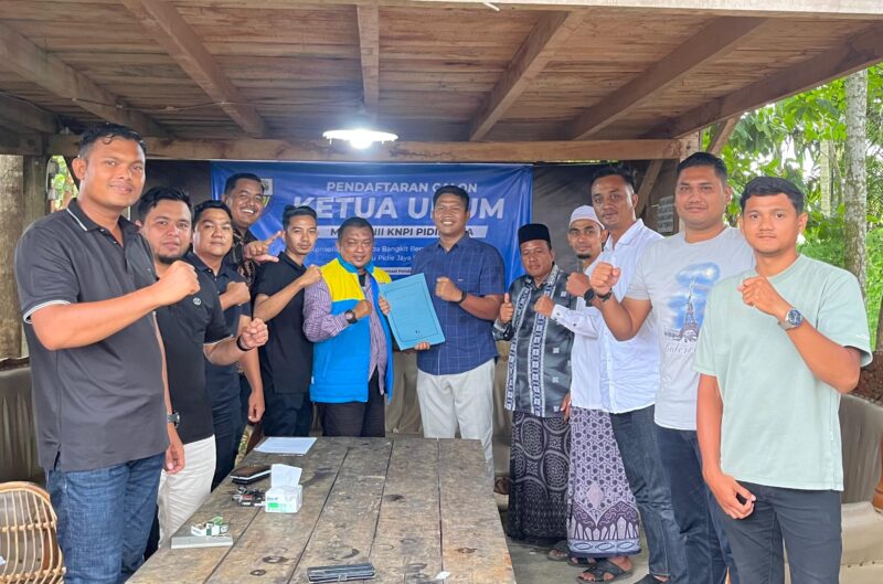 Marhaban ( baju biru ) resmi mendaftar sebagai calon ketua KNPI di Pidie Jaya, Meureudu, Jum'at 19/6/2026. Foto:Dok/ Muhammad Rissan 