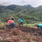 Ket Foto: Babinsa Koramil 04/Bintang Sertu Haidir Adami membantu warga membuka lahan cabai milik Bapak Sapuan.(Dok/Ist)