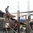 Ket Foto: Babinsa Koramil 04/Bintang Koptu Armaya bersama warga melaksanakan gotong royong pembangunan rumah di Desa Mude Nosar.(Dok/Ist)