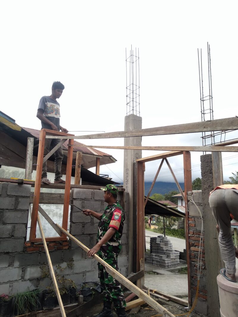 Ket Foto: Babinsa Koramil 04/Bintang Koptu Armaya bersama warga melaksanakan gotong royong pembangunan rumah di Desa Mude Nosar.(Dok/Ist)