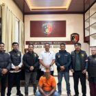 Keterangan Foto: Petugas Satreskrim Polres Bener Meriah saat mengamankan terduga pelaku berinisial A (53).(Dok/Ist)