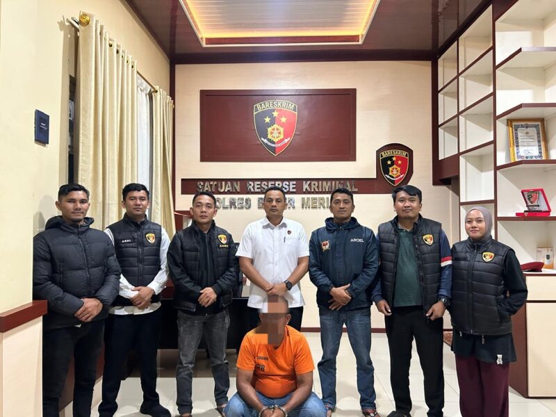 Keterangan Foto: Petugas Satreskrim Polres Bener Meriah saat mengamankan terduga pelaku berinisial A (53).(Dok/Ist)