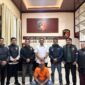 Keterangan Foto: Petugas Satreskrim Polres Bener Meriah saat mengamankan terduga pelaku berinisial A (53).(Dok/Ist)