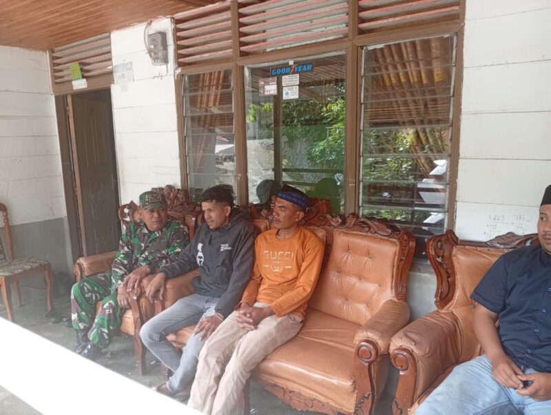 Keterangan Foto: Babinsa Koramil 03/Pegasing Serda Sukarsono saat melaksanakan komunikasi sosial (Komsos).(Dok/Ist)