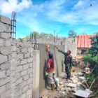 Keterangan Foto: Babinsa Koramil 08/Silih Nara Sertu Junaidi Ahmat bersama warga saat membantu proses pemelasteran dinding rumah milik Bapak Antoni.(Dok/Ist)