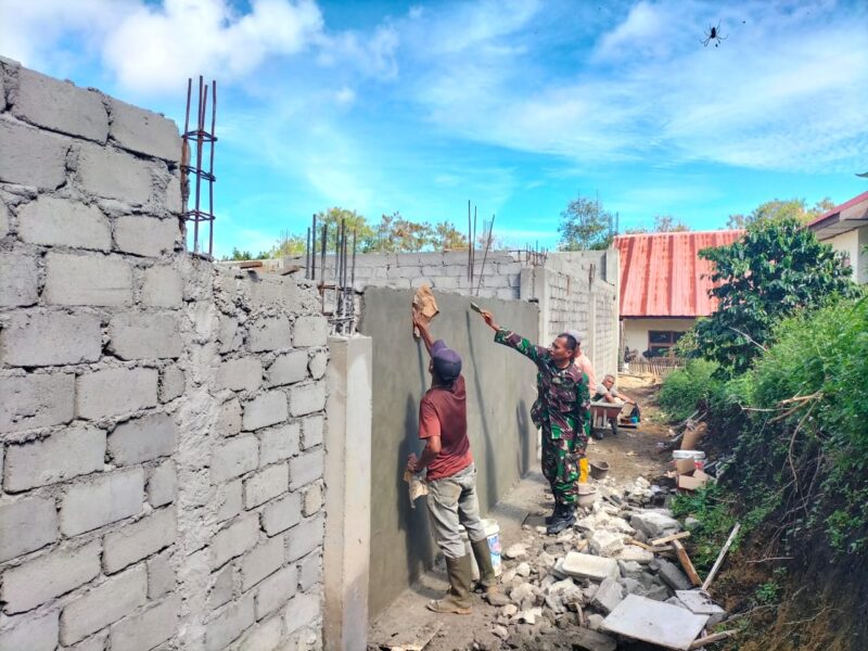 Keterangan Foto: Babinsa Koramil 08/Silih Nara Sertu Junaidi Ahmat bersama warga saat membantu proses pemelasteran dinding rumah milik Bapak Antoni.(Dok/Ist)