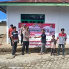 Keterangan Foto: Kapolsek Mesidah IPTU Kemat, S.H., bersama personel menyerahkan bantuan sosial kepada warga.(Dok/Ist)