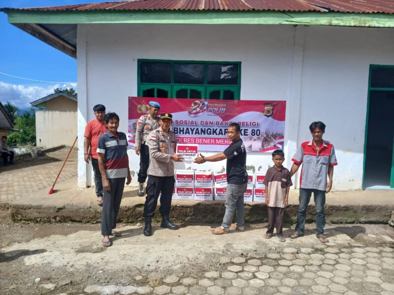 Keterangan Foto: Kapolsek Mesidah IPTU Kemat, S.H., bersama personel menyerahkan bantuan sosial kepada warga.(Dok/Ist)