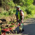 Ket foto: Babinsa Koramil 09/Ketol, Serma Sarno bersama perangkat desa dan masyarakat melaksanakan kegiatan Jum’at Bersih.(Dok: Ist)