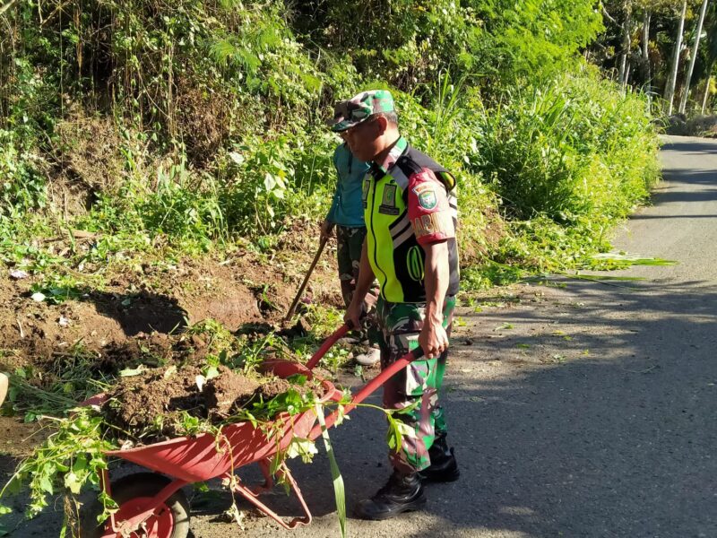Ket foto: Babinsa Koramil 09/Ketol, Serma Sarno bersama perangkat desa dan masyarakat melaksanakan kegiatan Jum’at Bersih.(Dok: Ist)