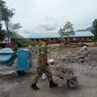 Ket foto: Babinsa Koramil 09/Ketol, Sertu Sopian turut membantu warga melakukan pengecoran tiang pembangunan gudang kopi.(Dok/Ist)