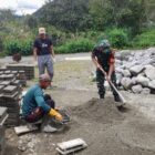 Keterangan Foto: Babinsa Koramil 06/Jagong, Serda Mastholih bersama warga melaksanakan kegiatan karya bakti di Desa Paya Tungel.(Dok/Ist)