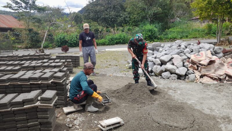 Keterangan Foto: Babinsa Koramil 06/Jagong, Serda Mastholih bersama warga melaksanakan kegiatan karya bakti di Desa Paya Tungel.(Dok/Ist)