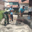 Keterangan Foto: Babinsa Koramil 01/Lut Tawar Serka Lisdiono bersama warga melaksanakan gotong royong.(Dok/Ist)