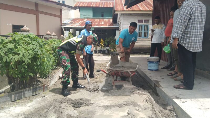 Keterangan Foto: Babinsa Koramil 01/Lut Tawar Serka Lisdiono bersama warga melaksanakan gotong royong.(Dok/Ist)