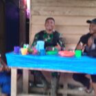 Keterangan Foto:Babinsa Koramil 09/Ketol Serka Arif Hananto saat melaksanakan Komsos dengan masyarakat.(Dok/Ist)