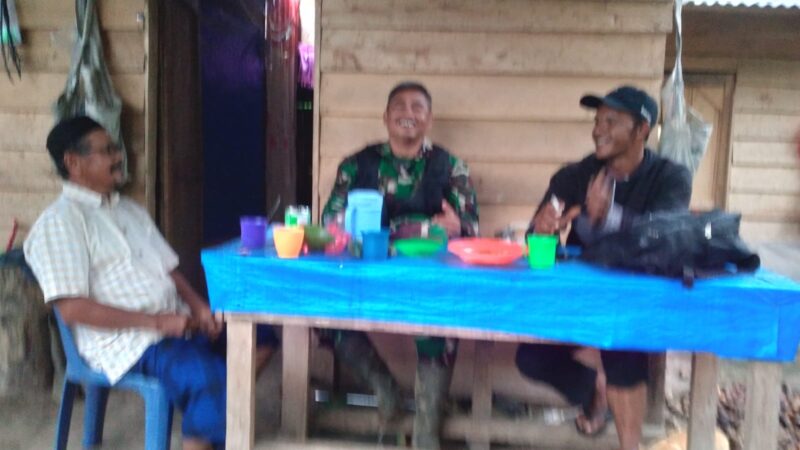 Keterangan Foto:Babinsa Koramil 09/Ketol Serka Arif Hananto saat melaksanakan Komsos dengan masyarakat.(Dok/Ist)