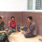 Keterangan Foto: Babinsa Koramil 09/Ketol Serda Agus Supriyadi saat melaksanakan Komsos bersama masyarakat Desa Burlah.(Dok/Ist)