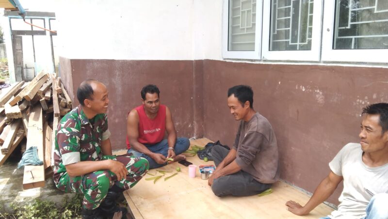 Keterangan Foto: Babinsa Koramil 09/Ketol Serda Agus Supriyadi saat melaksanakan Komsos bersama masyarakat Desa Burlah.(Dok/Ist)