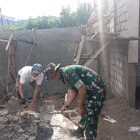 Keterangan Foto: Babinsa Koramil 03/Pegasing, Serka Tua H. Nasution, membantu warga membangun rumah.(Dok/Ist)