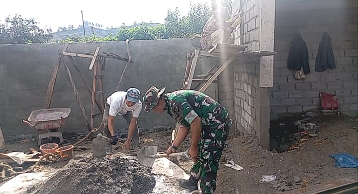 Keterangan Foto: Babinsa Koramil 03/Pegasing, Serka Tua H. Nasution, membantu warga membangun rumah.(Dok/Ist)